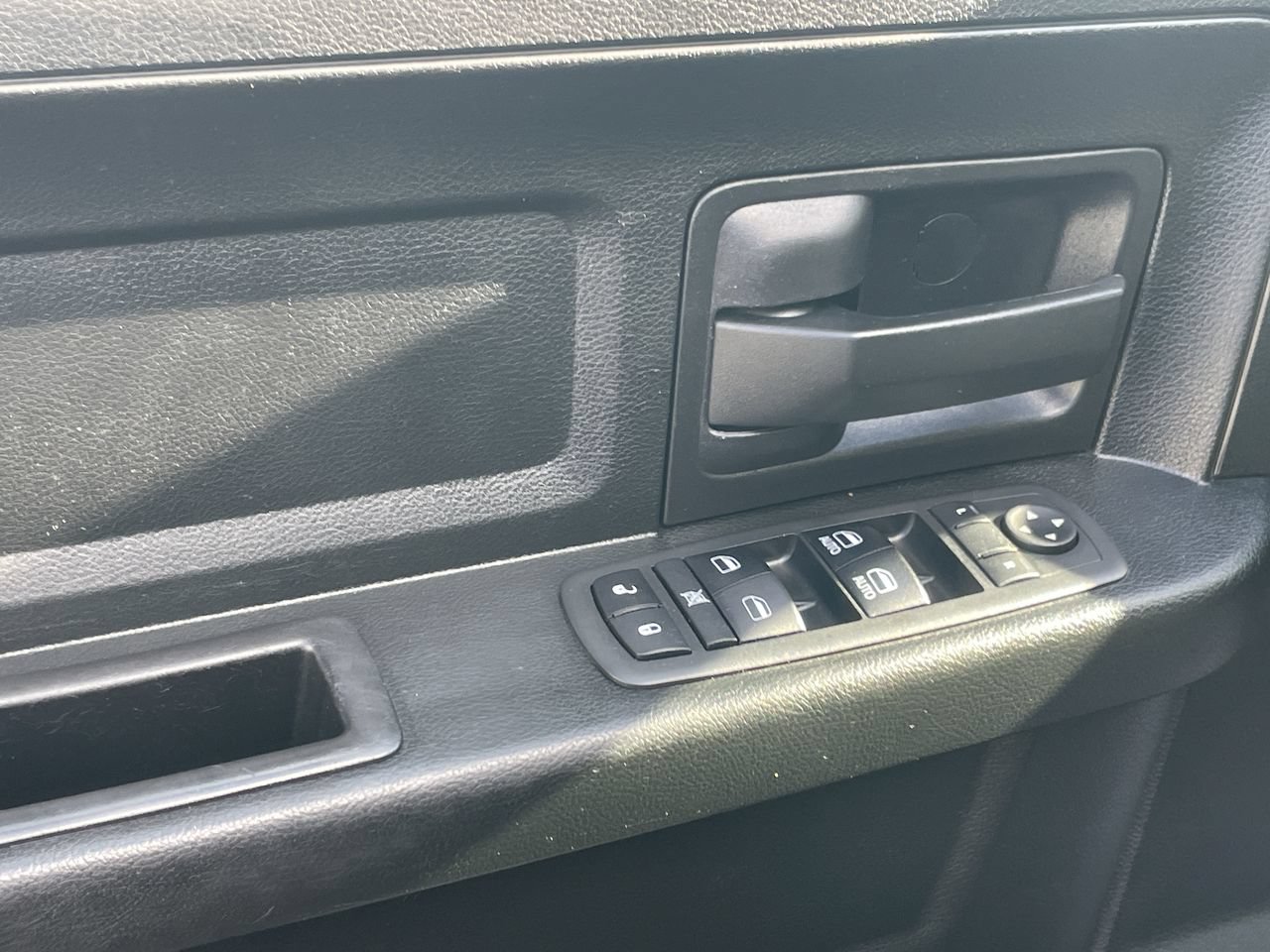 Used 2018 RAM 1500 Express AWD/4WD image 29