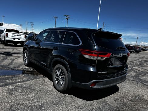 Used 2019 Toyota Highlander XLE AWD/4WD image 3