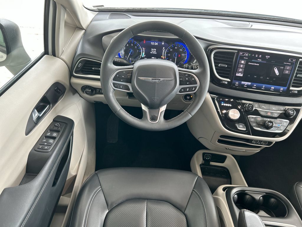Used 2023 Chrysler Pacifica Touring-L FWD image 33