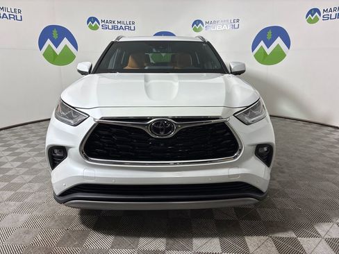 Used 2025 Toyota Highlander Platinum AWD/4WD image 3