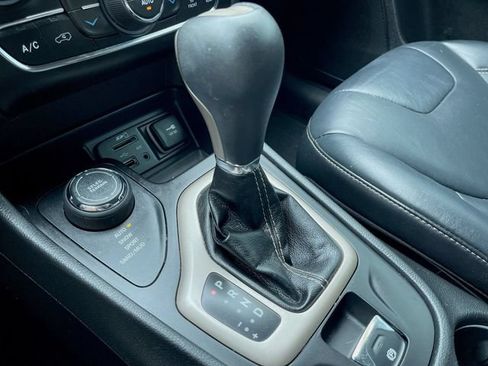 Used 2015 Jeep Cherokee Limited AWD/4WD image 16