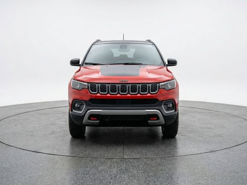 Used 2025 Jeep Compass Trailhawk image 2