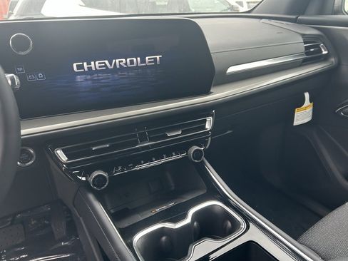 Used 2025 Chevrolet Traverse LT image 6