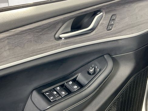 Used 2023 Jeep Grand Cherokee Limited image 18