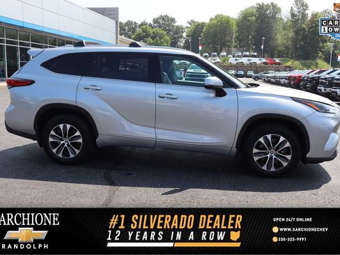 Used 2022 Toyota Highlander XLE AWD/4WD image 1