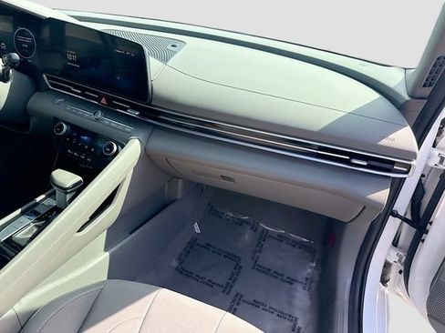 Certified 2025 Hyundai Elantra SEL FWD image 27