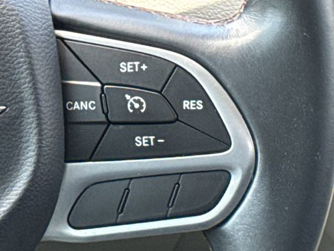 Used 2017 Chrysler Pacifica Touring-L w/ Tire & Wheel Group FWD image 19