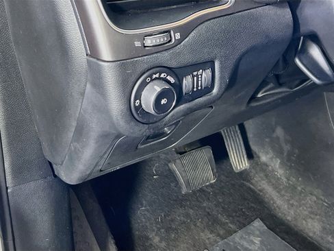 Used 2019 Jeep Cherokee Latitude Plus w/ Cold Weather Group AWD/4WD image 10