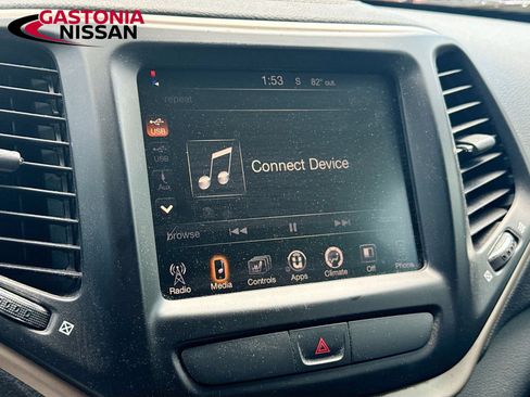 Used 2016 Jeep Cherokee Latitude w/ Cold Weather Group AWD/4WD image 18