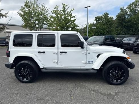 Used 2024 Jeep Wrangler Unlimited Sahara w/ Technology Group AWD/4WD image 18