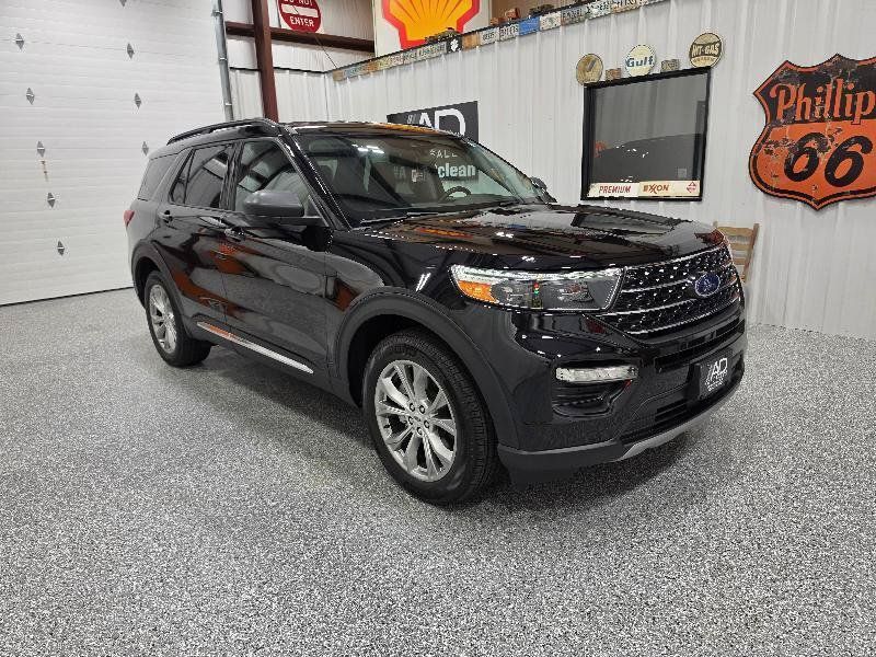 Used 2020 Ford Explorer XLT w/ Equipment Group 202A AWD/4WD image 3