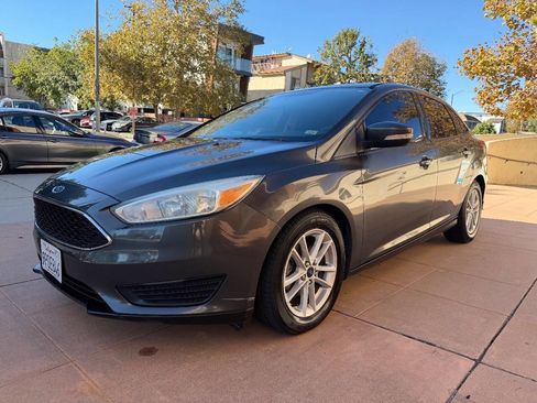 Used 2017 Ford Focus SE image 2