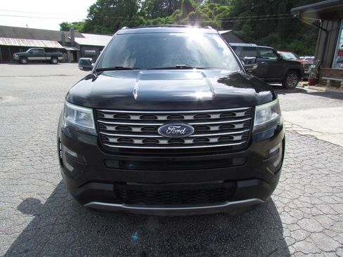 Used 2017 Ford Explorer XLT w/ Equipment Group 202A FWD image 7