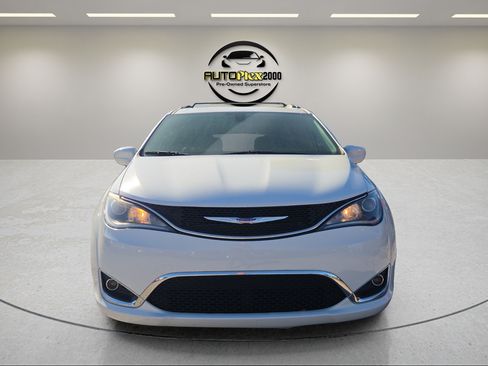 Used 2020 Chrysler Pacifica Touring-L Plus FWD image 2