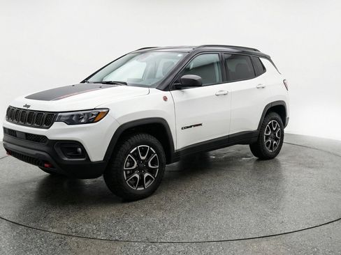 Used 2025 Jeep Compass Trailhawk AWD/4WD image 3