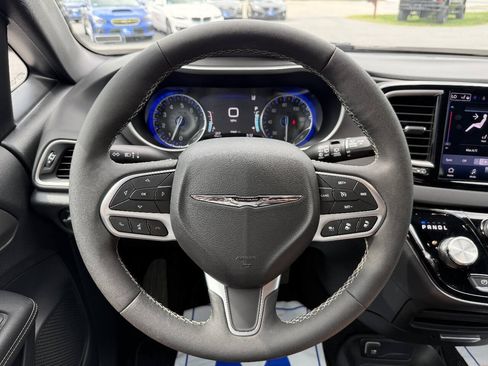 Used 2025 Chrysler Pacifica Select FWD image 24