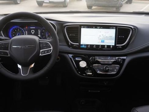 New 2026 Chrysler Pacifica Select image 16