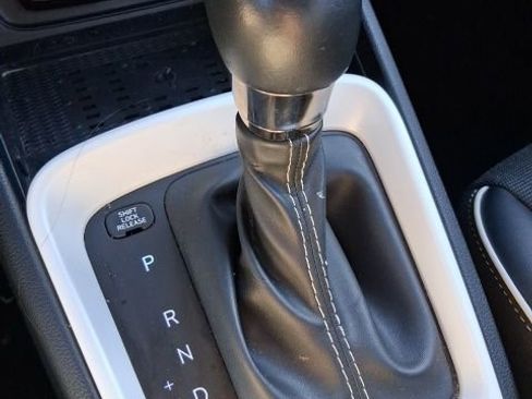 Used 2023 Hyundai Venue Limited image 26