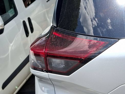 Used 2024 Nissan Rogue S AWD/4WD image 9