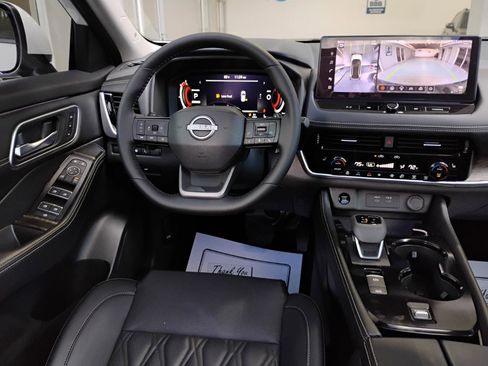 Used 2025 Nissan Rogue Platinum w/ Tech Package image 37