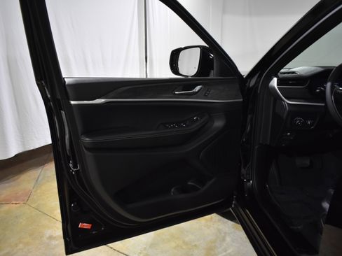 Used 2025 Jeep Grand Cherokee L Limited w/ Trailer Tow Package image 13