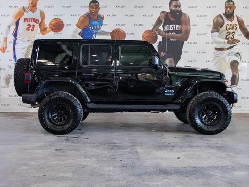 Used 2022 Jeep Wrangler Unlimited Sahara w/ Cold Weather Group image 18