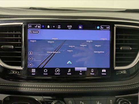 Used 2023 Chrysler Pacifica Limited FWD image 32