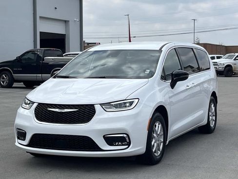 New 2026 Chrysler Pacifica Select image 3