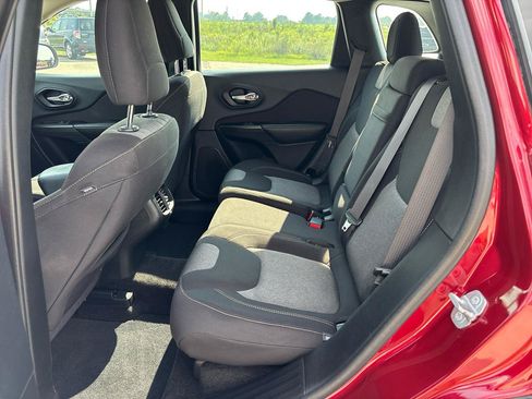 Used 2016 Jeep Cherokee Sport FWD image 19