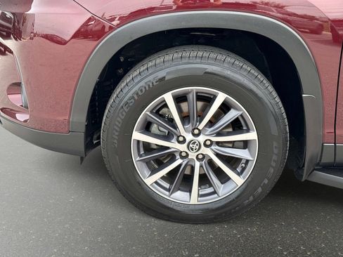 Used 2019 Toyota Highlander XLE AWD/4WD image 12