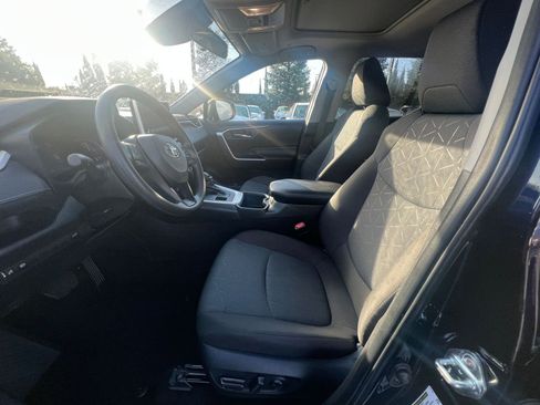 Used 2025 Toyota RAV4 XLE image 28