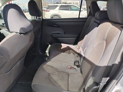 Used 2022 Toyota Highlander LE image 13
