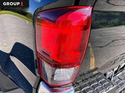Certified 2019 Toyota Tacoma TRD Off-Road AWD/4WD image 28