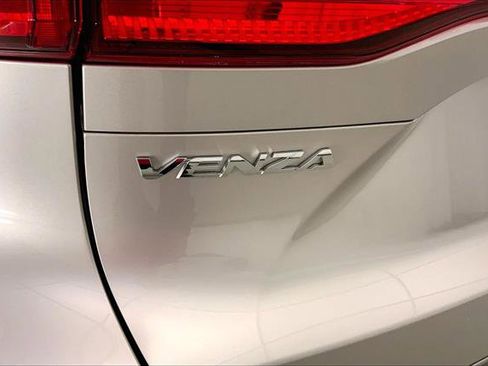 Used 2024 Toyota Venza XLE image 7