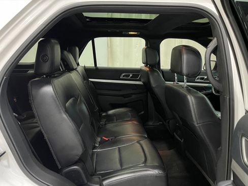 Used 2016 Ford Explorer XLT w/ Equipment Group 202A image 32