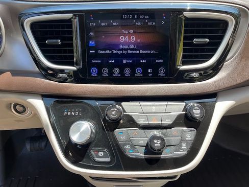 Used 2017 Chrysler Pacifica Touring FWD image 17