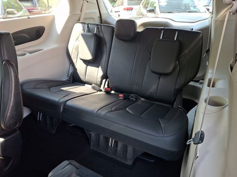 Certified 2020 Chrysler Pacifica Touring-L Plus FWD image 11