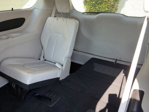 Used 2021 Chrysler Pacifica Touring-L w/ Uconnect Theater Family Group FWD image 12