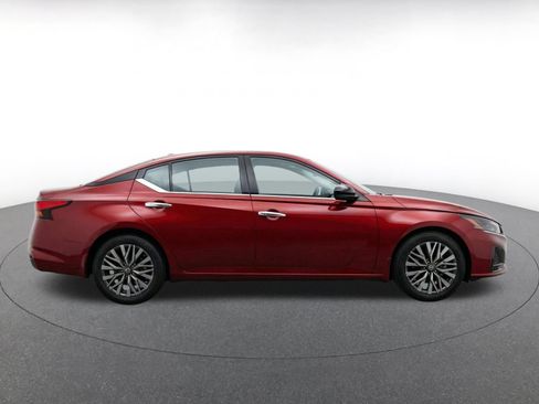Used 2025 Nissan Altima 2.5 SV FWD image 10