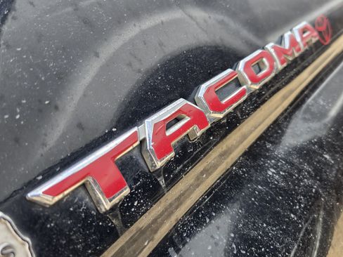 Used 2020 Toyota Tacoma SR5 RWD image 9