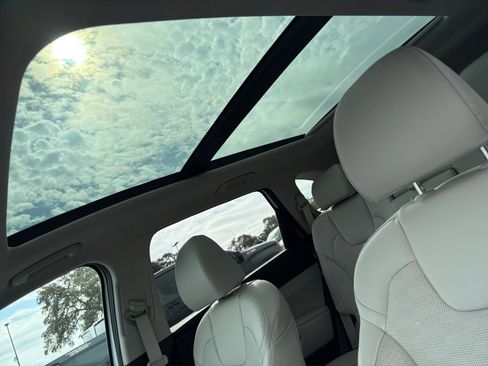 Used 2024 Kia Sorento S w/ Panoramic Sunroof Package image 18