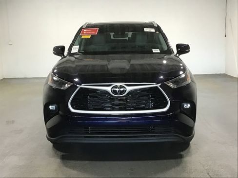 Used 2024 Toyota Highlander XLE FWD image 2