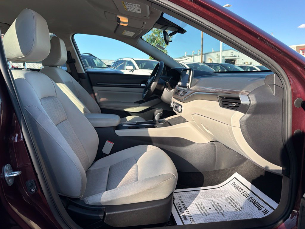 Used 2025 Nissan Altima 2.5 SV FWD image 12