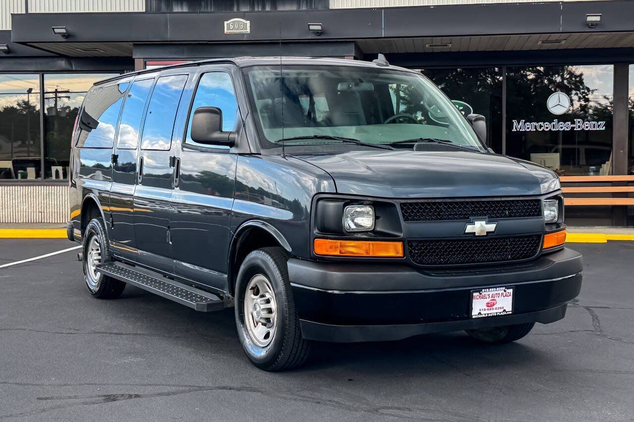 Used 2017 Chevrolet Express 3500 LS RWD image 1