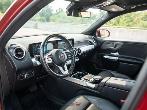 Used 2020 Mercedes-Benz GLB 250 4MATIC w/ Premium Package image 13