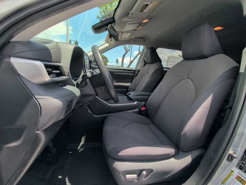 Used 2023 Toyota Highlander L FWD image 13