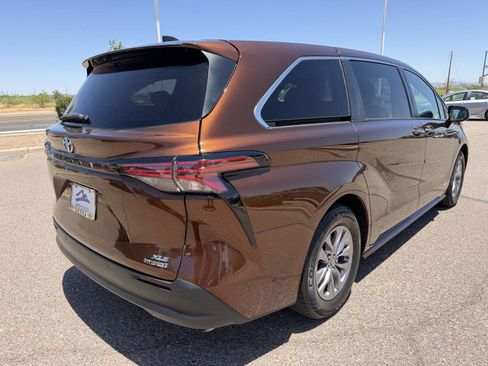 Used 2021 Toyota Sienna XLE FWD image 6