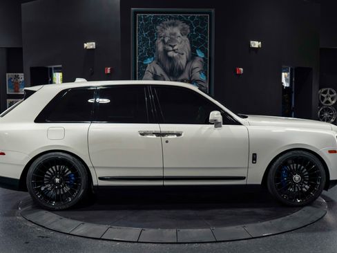 Used 2021 Rolls-Royce Cullinan Black Badge image 18