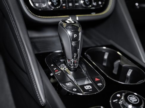 Used 2025 Bentley Bentayga image 45