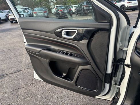 Used 2025 Jeep Compass Trailhawk image 18